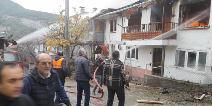 Bolu’da 2 katlı bina alevler arasında kaldı