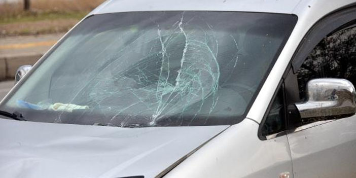 Yolun karşısına geçmeye çalışan kadına hafif ticari araç çarptı