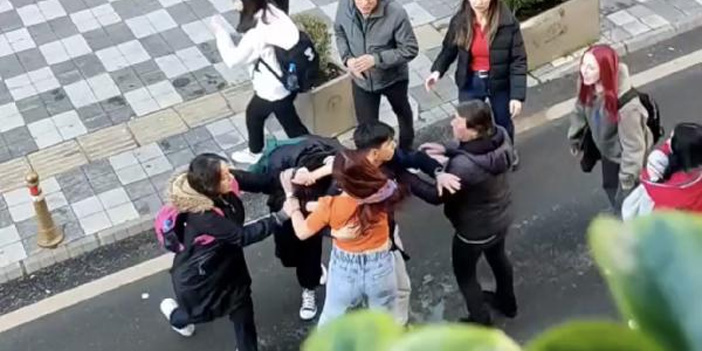 Liseli kızlar cadde ortasında birbirine girdi