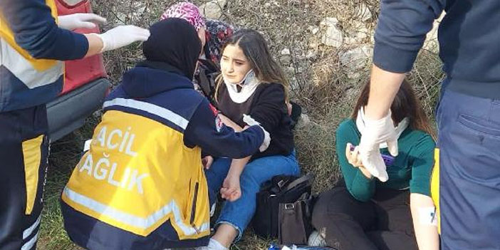 Hatalı sollamada iki araç birbirine girdi: Çok sayıda yaralı var