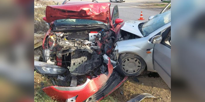 Hatalı sollamada iki araç birbirine girdi: Çok sayıda yaralı var