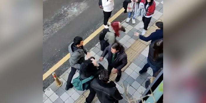 Liseli kızlar cadde ortasında birbirine girdi