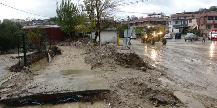 Çanakkale’de etkili sağanak dereyi taşırdı