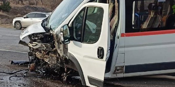 Amasya’da öğrenci servisi ile otomobil kafa kafaya girdi