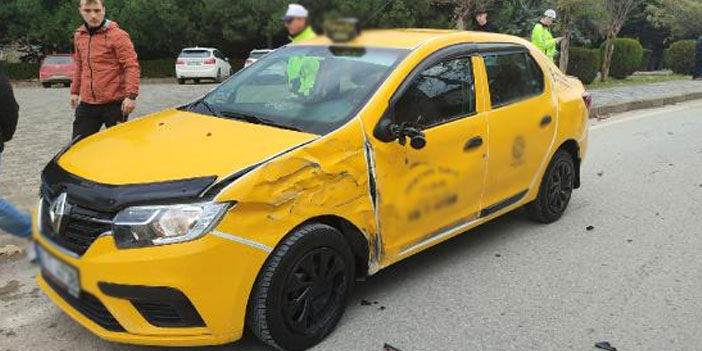 Motosiklet taksiye çarptı: 2 kişi yaralandı