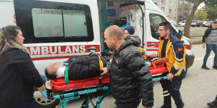 Motosiklet taksiye çarptı: 2 kişi yaralandı