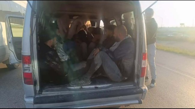 hafif-ticari-aractaki-kacak-gocmenlere-o-1290156-383846.jpg