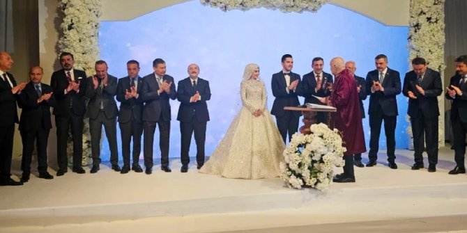tunclar-holding-dugun.jpg