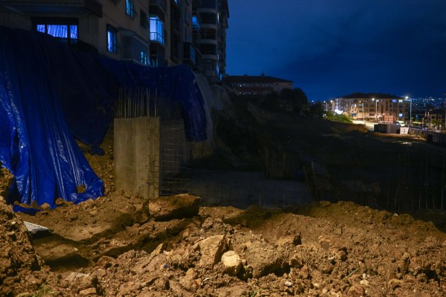 aa-20260523-41480366-41480364-ankarada-saganak-nedeniyle-bir-apartmanin-istinat-duvari-coktu.jpg