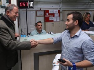 Hulusi Akar'dan askerlik şubesine sürpriz denetim