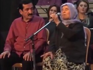 85 yaşındaki Hatice ninenin türküsü dinleyenleri mest etti