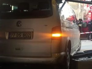 Yalova’da el freni tutmayan minibüs kafeye girdi