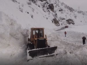 Hakkari-Şırnak kara yolunda çığ düşmesi sonucu kapandı