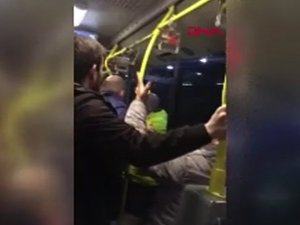 Metrobüs durağında taraftar kavgası