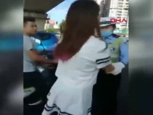 Kadın polis, durdurduğu sürücünün eşi ile saç baş birbirine girdi