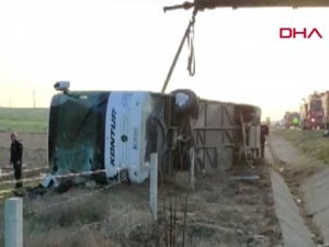 Denizli'de yolcu otobüsü devrildi: Çok sayıda yaralı ve ölü var