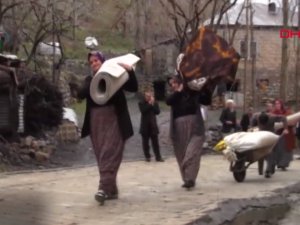 Köylüler heyelan korkusu nedeniyle evlerini boşaltıyor