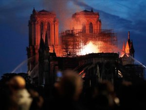 Notre Dame Katedrali'ndeki yangın söndürüldü