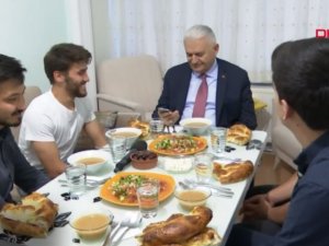 Binali Yıldırım öğrencilerle iftar yaptı