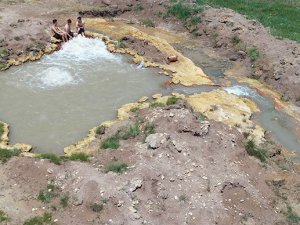 Arazi ortasında şifalı 'doğal jakuzi'