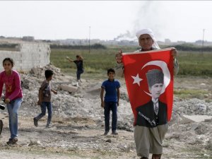 Mustafa Kemal dede sınırda torunlarına vatan sevgisi aşılıyor