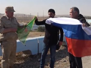 Rus komutandan Ayn El Arab'da PYD paçavralı poz