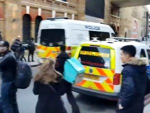 Londra Köprüsü’nde bıçaklı kavga, polis ateş açtı