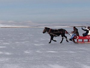 Atlı kızakla Çıldır Gölü'nde drift