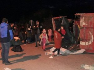 Çanakkale'de, kaçak göçmenlerin taşındığı kamyonet devrildi: 32 yaralı