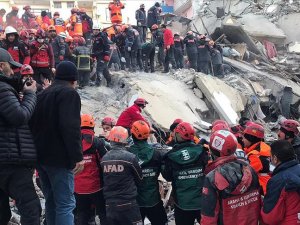 İki kişiyi daha enkaz altından sağ olarak çıkarıldı