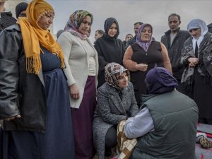 'Diyarbakır anneleri' Elazığ'da çadır kenti ziyaret etti