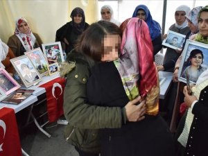 Teröristlerden kaçıp güvenlik güçlerine teslim olan kız Diyarbakır annelerini ziyaret etti