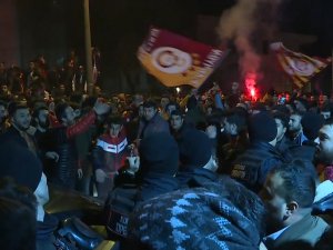 Galatasaray taraftarından Florya'da derbi kutlaması