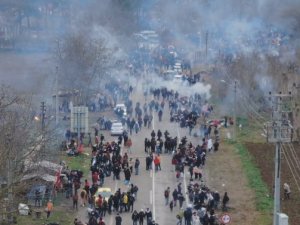 Pazarkule'de bekleyen yüzlerce göçmen havadan görüntülendi