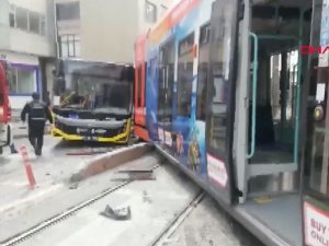 Sultangazi'de raydan çıkan tramvay otobüse çarptı