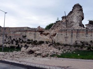 Topkapı'da tarihi surlarda çökme meydana geldi