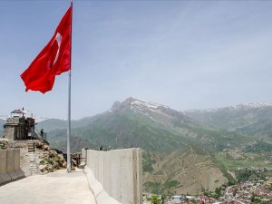 Kato Dağı'na 19 Mayıs kutlamaları kapsamında dev Türk bayrağı dikildi