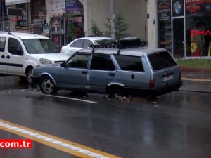 Ankara'da sağanak hayatı felç etti! Cadde ve sokaklar göle döndü