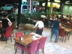 Sahibinin elinden kaçan kurbanlık koçun restorana girme anı kamerada