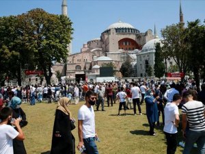 Ayasofya-i Kebir Cami-i Şerifi'nde bayramın ikinci günü ziyaretçi yoğunluğu yaşanıyor