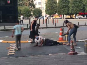 Taksim Meydanı'nda Oscar'lık oyunculuk ile duygu sömürüsü kamerada