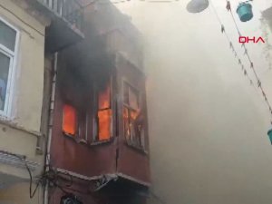 Beyoğlu'nda yangın paniği, mahalleli kendini sokağa attı