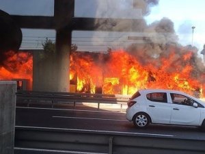 Zeytinburnu'nda metrobüs alev alev yandı