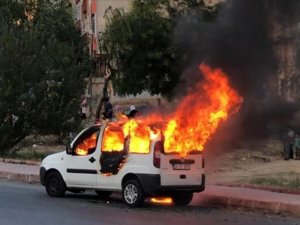 Sultangazi'de park halindeyken alev alan hafif ticari araç kullanılamaz hale geldi