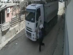 Kamyonunu durdurmak için koştu ancak başarılı olamadı