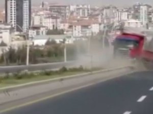 Freni boşalan kamyonu 2 kilometre geri gittikten sonra durduran sürücü konuştu