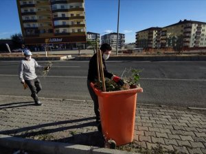 Ağrı Belediye Başkanı Sayan temizlik işçileriyle çöp topladı, süpürgeyle temizlik yaptı