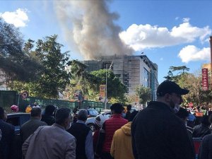 İstanbul Tıp Fakültesi içindeki inşaatta yangın