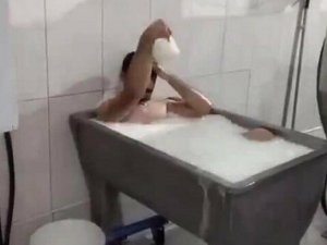 Süt kazanında banyo yapan işçiler: Şakalaşmak için yaptık