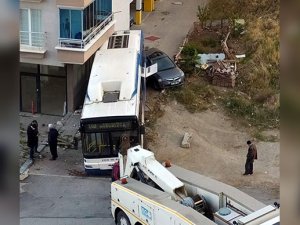 Ankara'da freni boşalan belediye otobüsünün apartmana çarpması kamerada